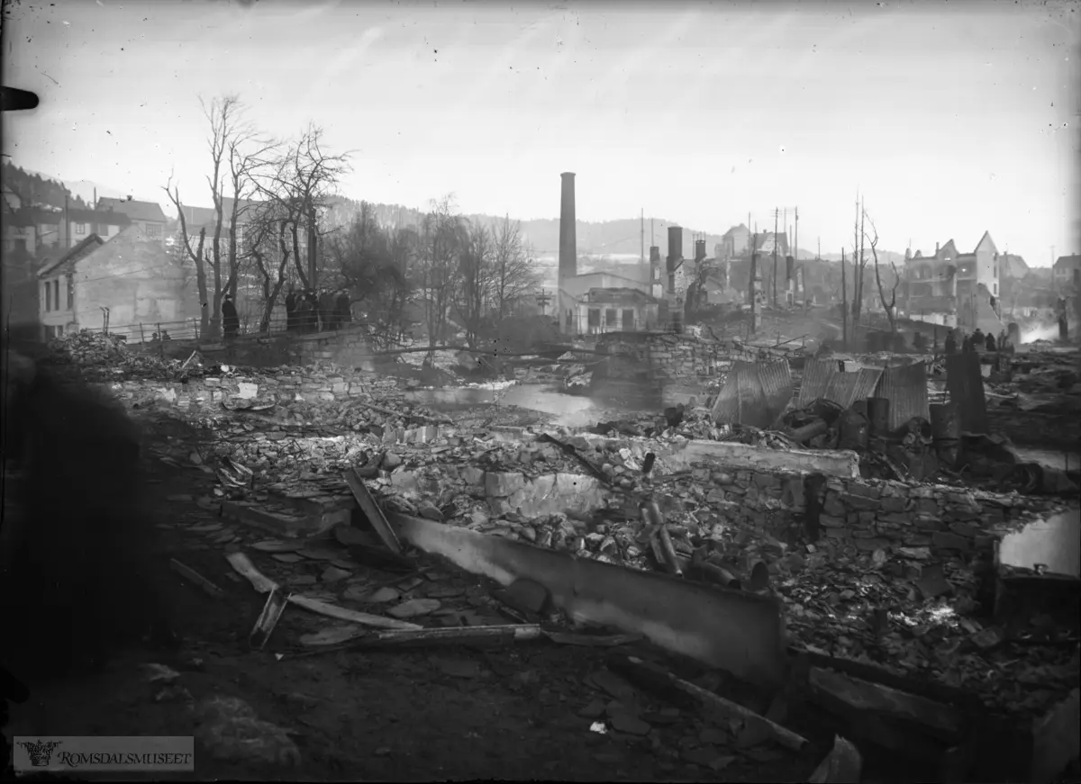 Ruinene etter bybrannen som startet 21.01.1916.