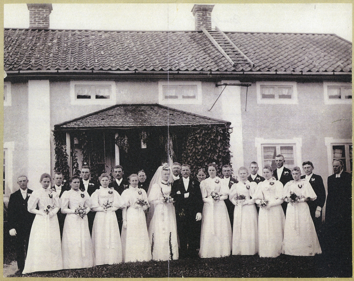 Norrby socken, Sala, Sörby.
Bröllopsfoto av brudparet August Ahlenblad och Matilda Andersson, 1895.