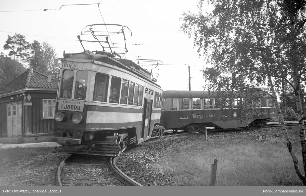 Ekebergbanens motorvogn nr. 1010 og tilhengervogn nr. 1042 på Ljabru stasjon