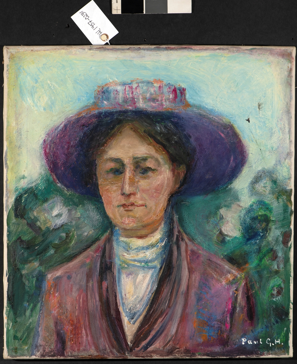 Portrett av kvinne, brystbilde en face. Hatt med vid brem i lillatoner, oppsatt mørkt hår. Blå og hvit bluse, kåpe i lillatoner. Antatt inspirert av Munchs ´Portrett av Ida Roede´. Lys himmel og grønnlig natur bakgrunn. 
