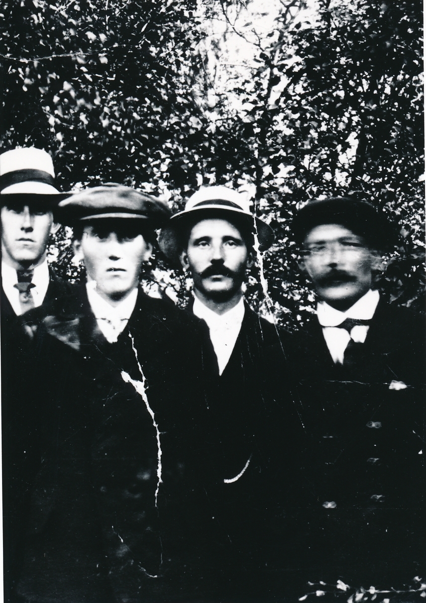 Fire menn. Fra venstre: Albert Jakobsen, Fredrik Rønneberg, Bernhof Rønneberg, NN. Bildet tatt ca. 1920.