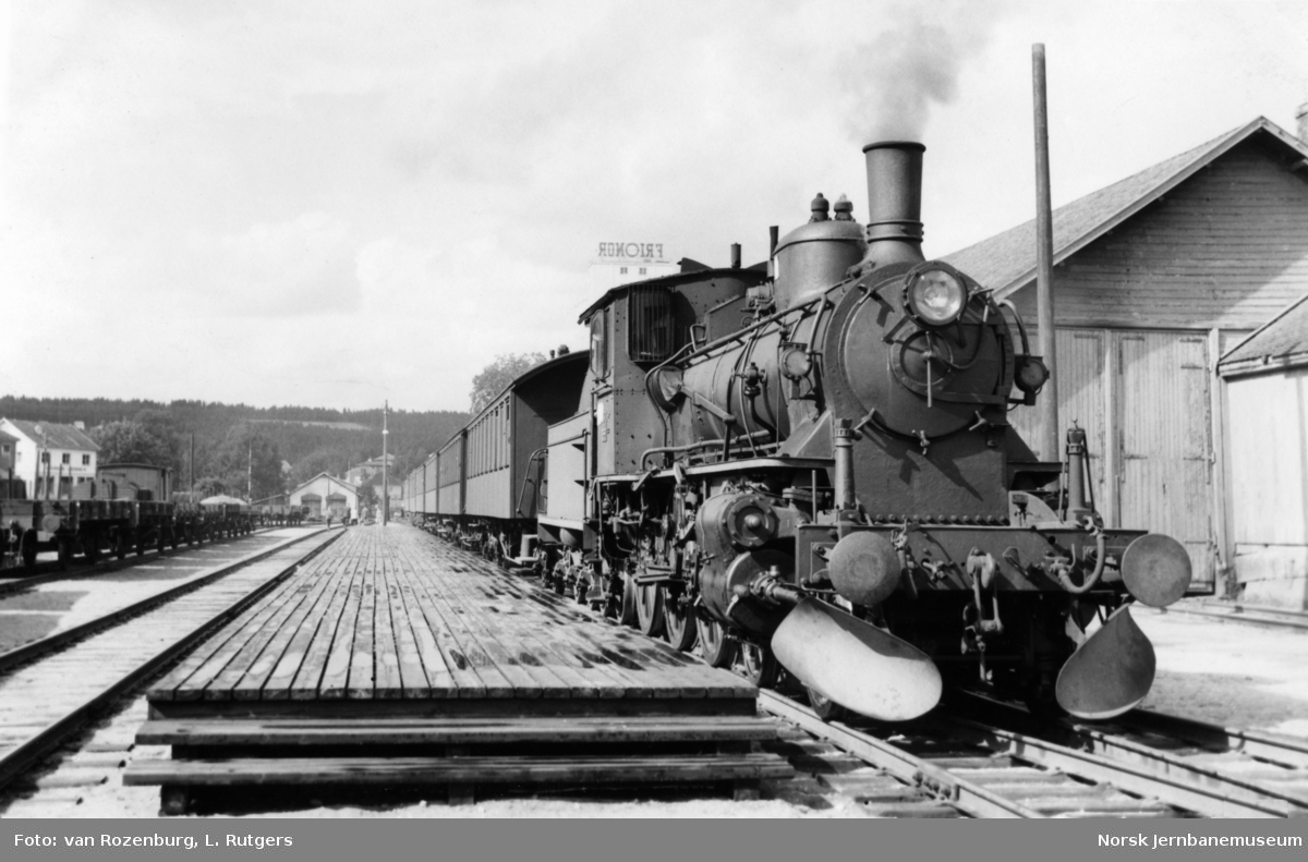 Damplokomotiv type 27a nr. 305 med persontog på Mysen stasjon
