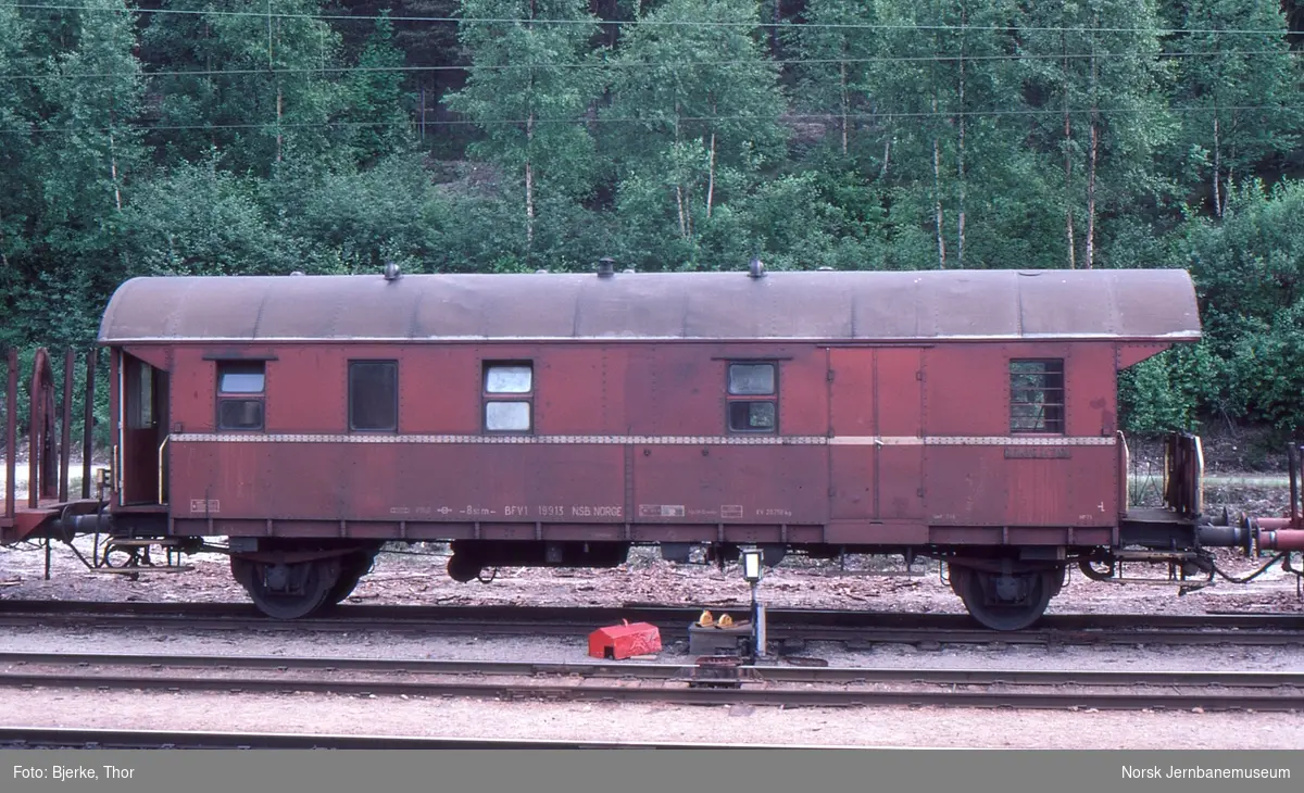 Person- og konduktørvogn litra BFV1 nr. 19913 på Nordagutu stasjon