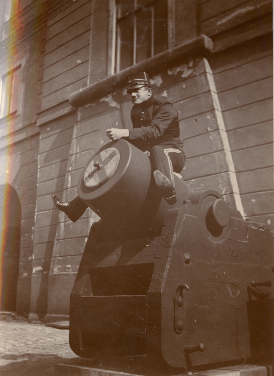Soldat på kanon utanför Armémusem i Stockholm.