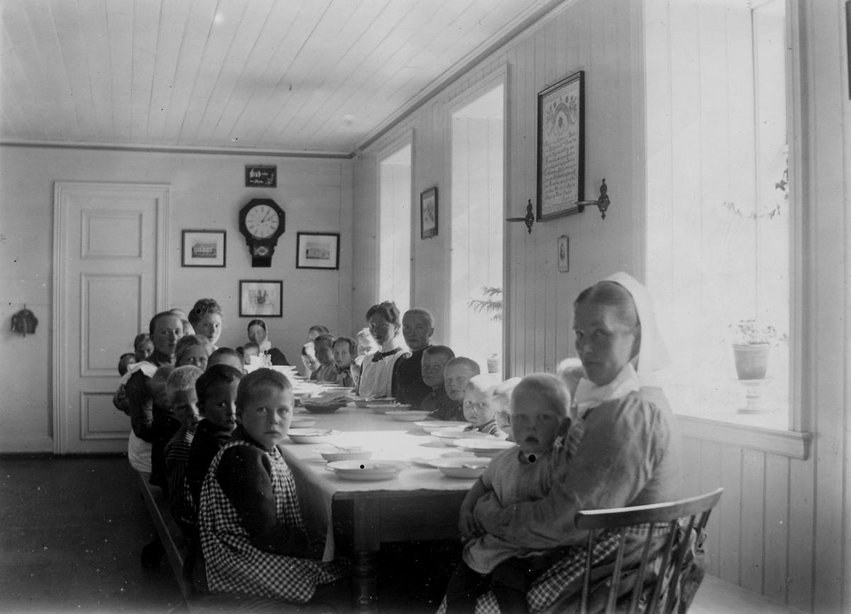 Children around the dining table. Askviknes orphanage, ca. 1910.