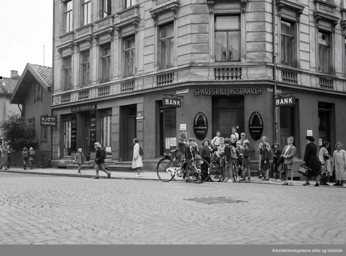Spareskillingsbanken på Briskeby ranet. Nysgjerrige tilskuere på hjørnet av Briskebyveien og Eilert Sundts gate. September 1950.