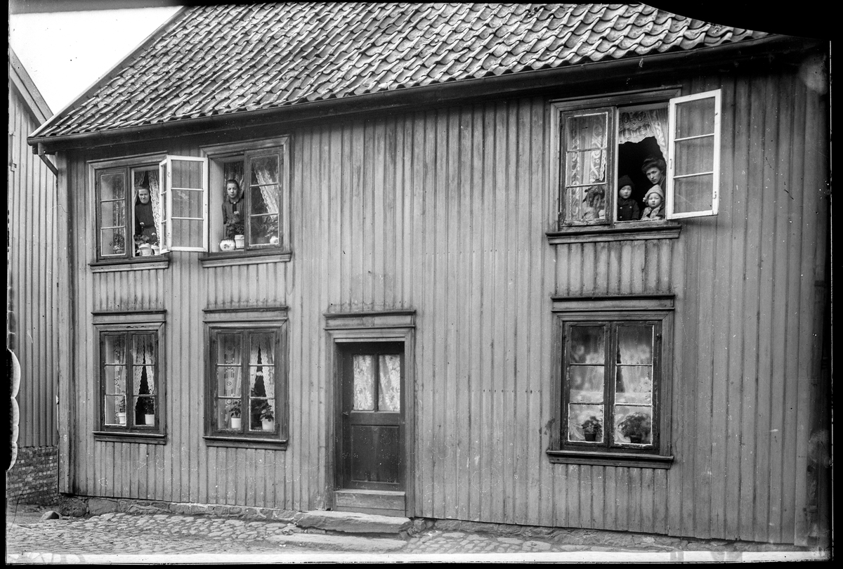 Kongens gate 5 i Moss. 

Strømberggården, oppført 1798. Leilighetskompleks.
Inngangen til Henrich Gerners gate til venstre i bildet. Sammenlign muren, utvendige bord og helling nedover på nabohuset med  bilde av Kongens gate 7.