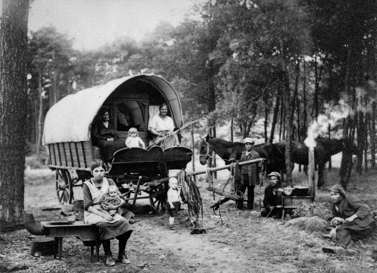 Break in the woods. A yenish family in Pfalz, Germany, ca. 1925.