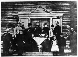Gruppebilde fra en av Nøkleby-gårdene i Østre Toten 1890.
Ba