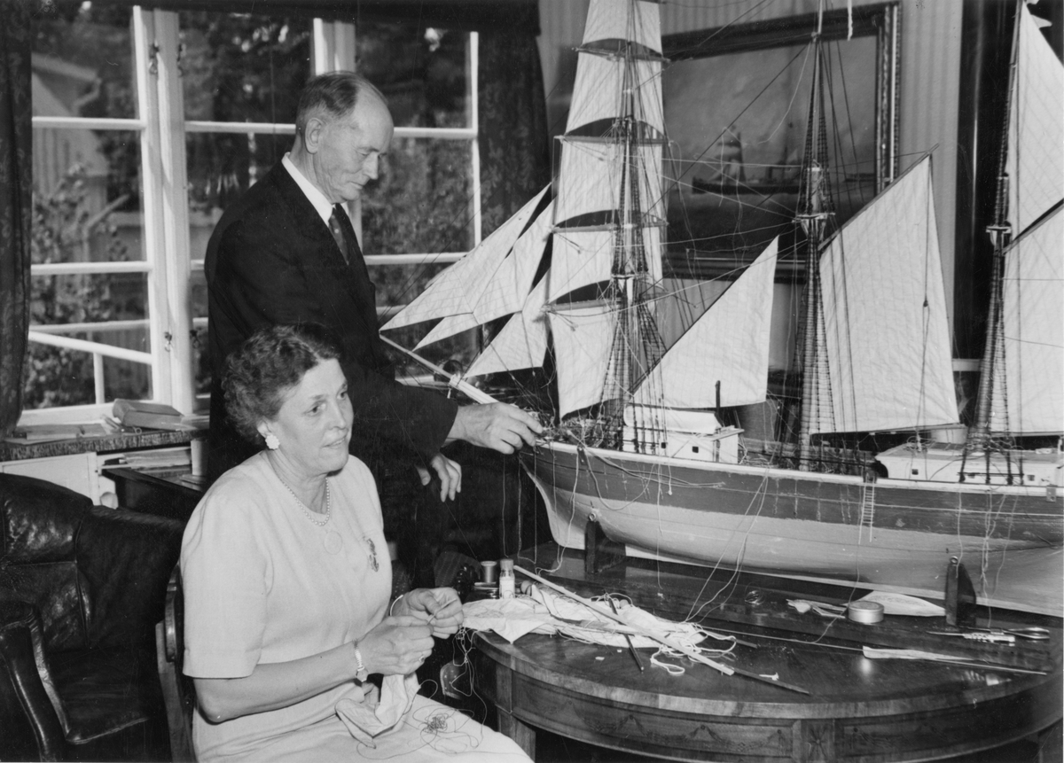 R. Werner med hustrun Elisabet Werner renoverar modell av tremastad skonare från 1800-talet ur Statens sjöhistoriska museers samlingar.