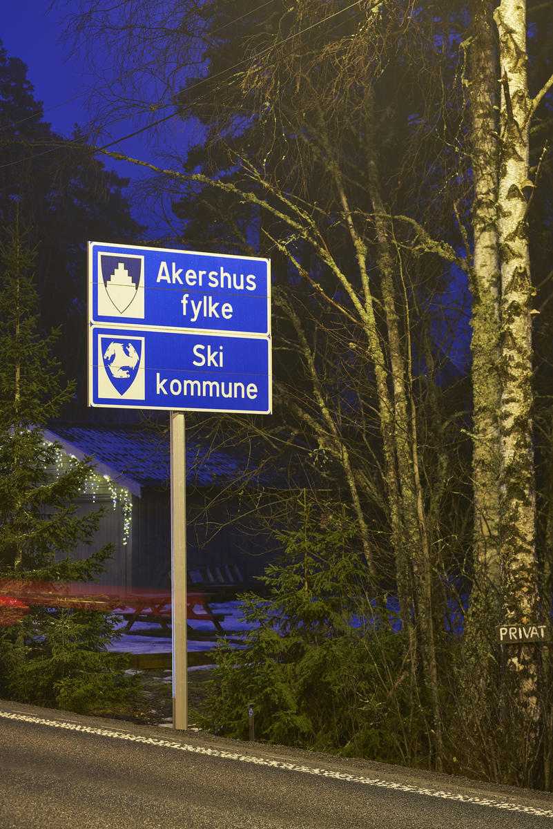 Veiskilt på kommune- og fylkesgrensen til Akershus fylke og Ski kommune før kommunalreformen 2020