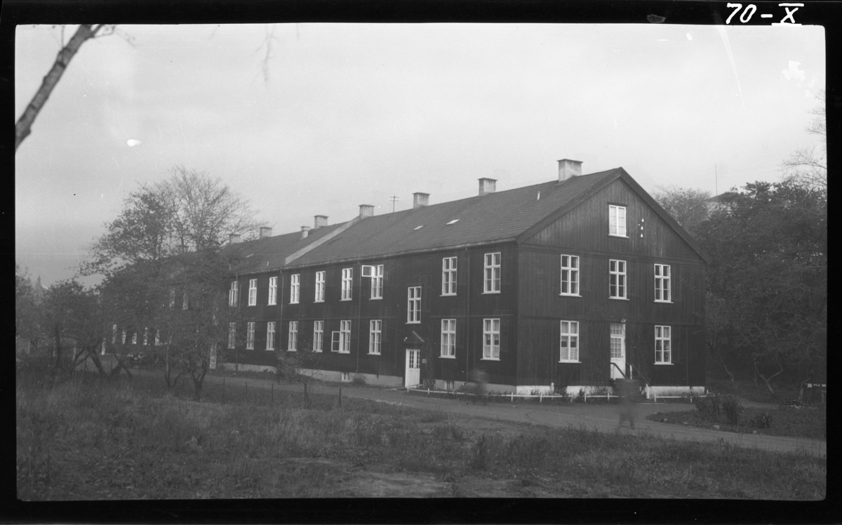 Dette er Vassdragsvesenets kontorbrakke for administrasjonen, bygget i 1918/1919. Andre kilder oppgir Ullevålsveien 72. Udatert, men sannsynligvis fotografert på 1920-tallet.
