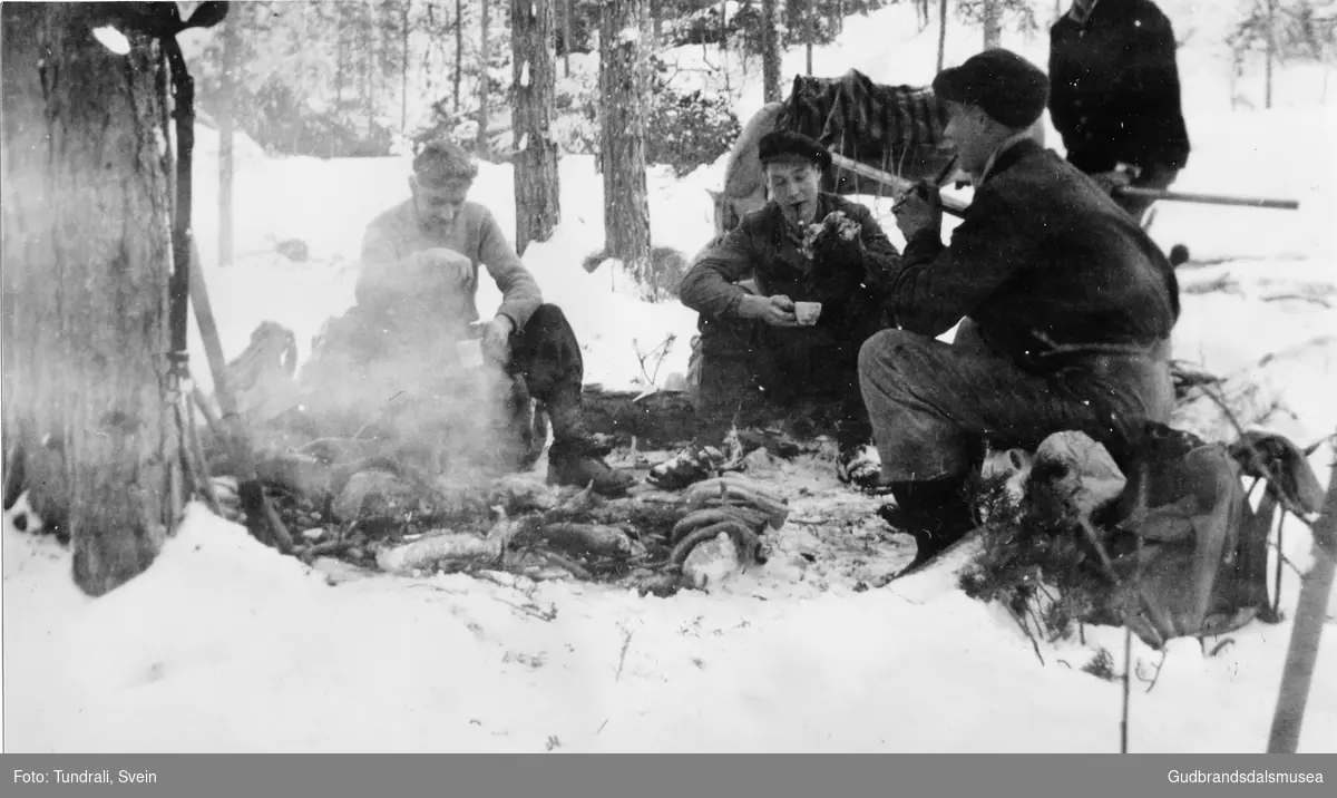 Matkvil i tømmerskogen ca. 1945.  
F.v. rundt bålet sit Selmer Tundrali (f. 1923), Kristen Huse (f. 1924) og Pål Huse (f. 1928)