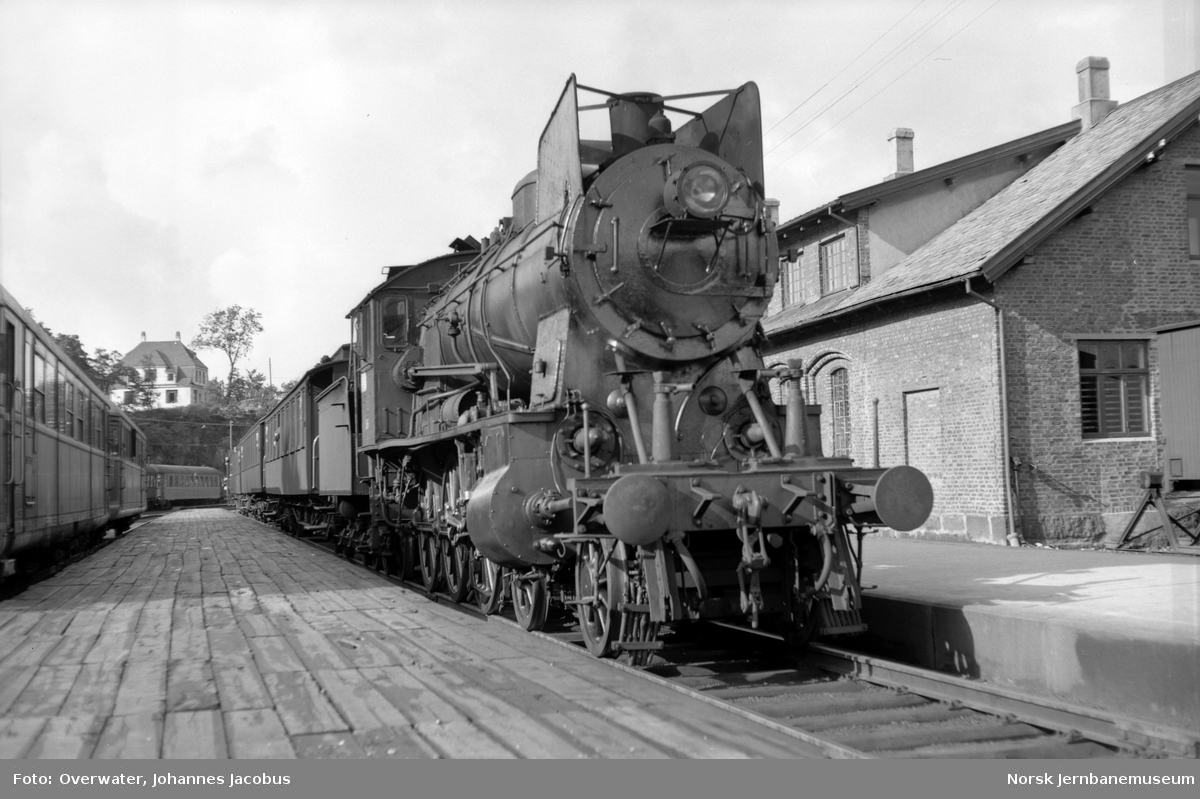 Damplokomotiv type 30b nr. 355 med persontog på Stavanger stasjon.