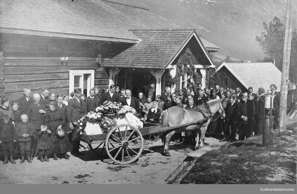 Gravferd etter Lars Austin (1910-1922) - Gudbrandsdalsmusea ...