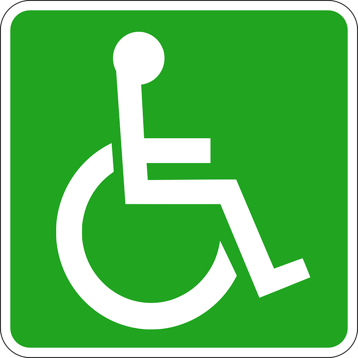 Grønt skilt med hvitt rullestolsymbol.