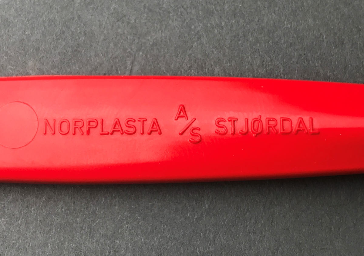 Rød sleiv av plast laget på Norplasta A/S Stjørdal.