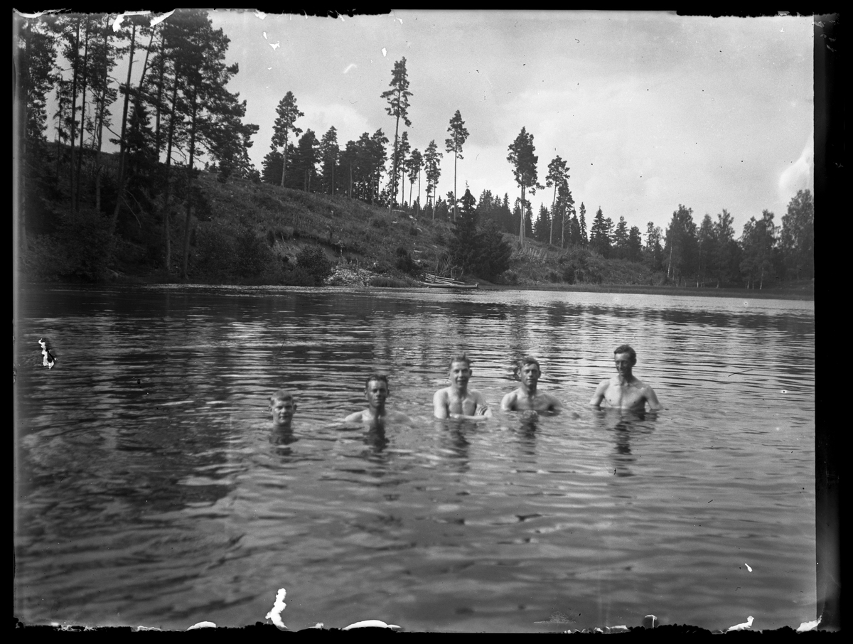Olbergas bagar-pojkar badar i sjön Buren.