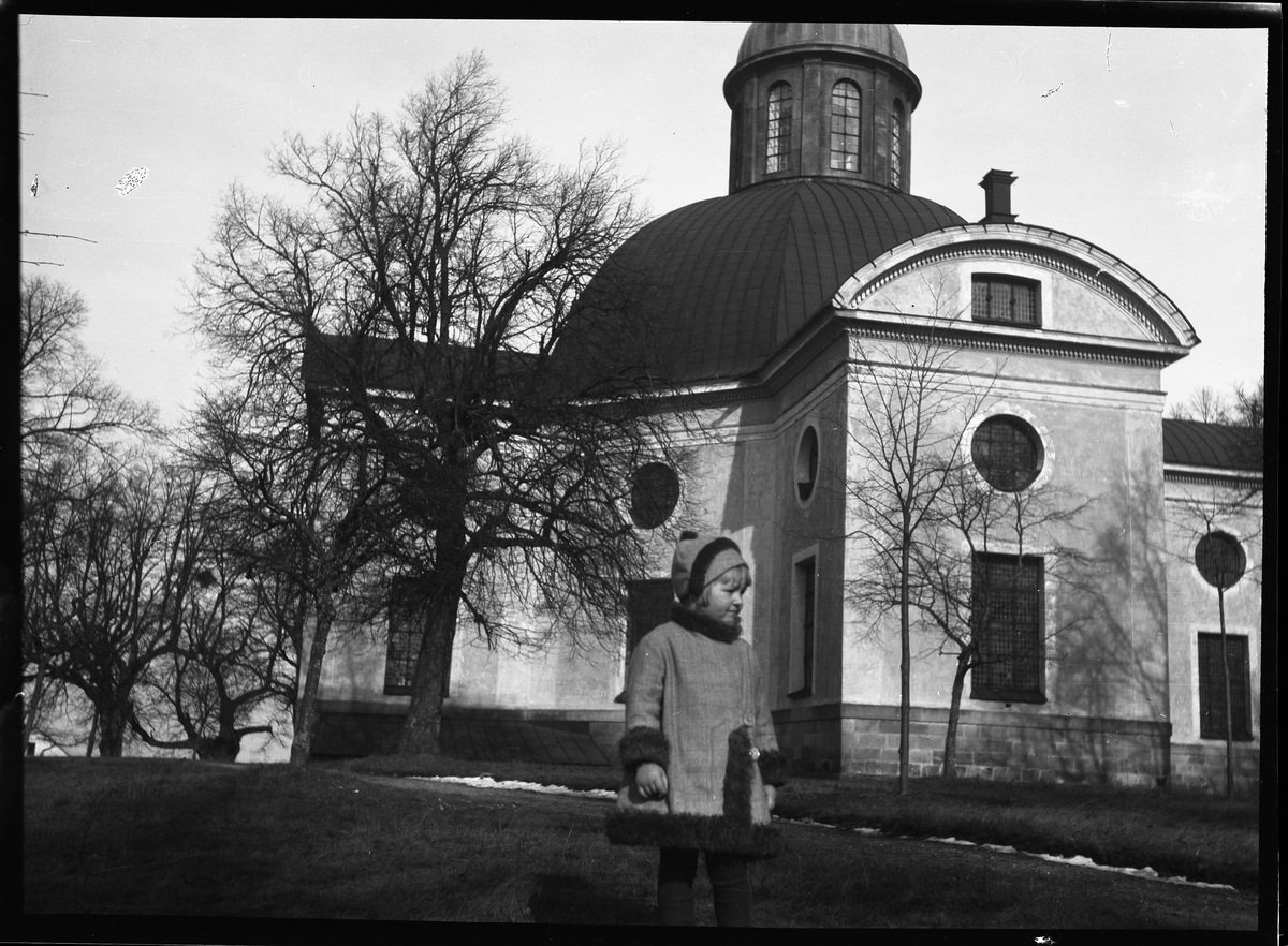 Flicka framför Kung-Karls kyrka, Kungsör.