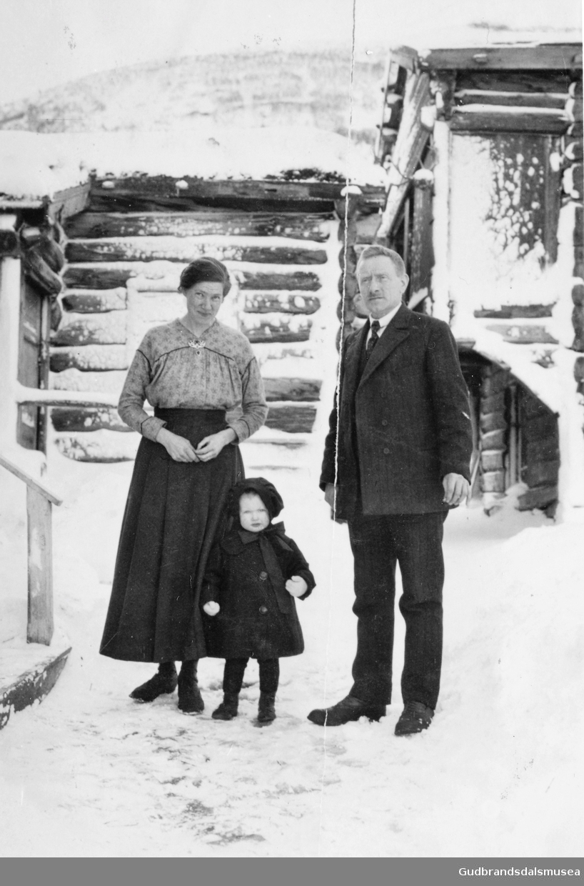 Frå søre Prestgard ca. 1921. 
F.v.: Gudrun Ødegård (f. Østgård 1888), Aase Ødegård (f. 1919 g. Hosar), Hans N. Ødegård (f. 1877)