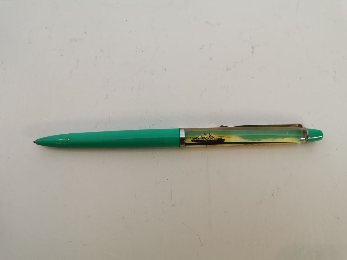 Plastikk penn med modell av M/S Lofoten flytende frem og tilbake inne i penneskaftet. Metall hempe for å feste i pennen til eventuelt en lomme. Nede på pennen kan du skru pennespissen ut og inn.