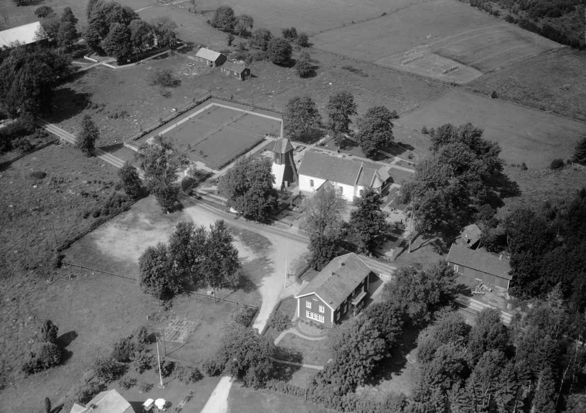 Flygfoto över Torskinge kyrka i Värnamo kommun, Jönköpings län. 1131/1963