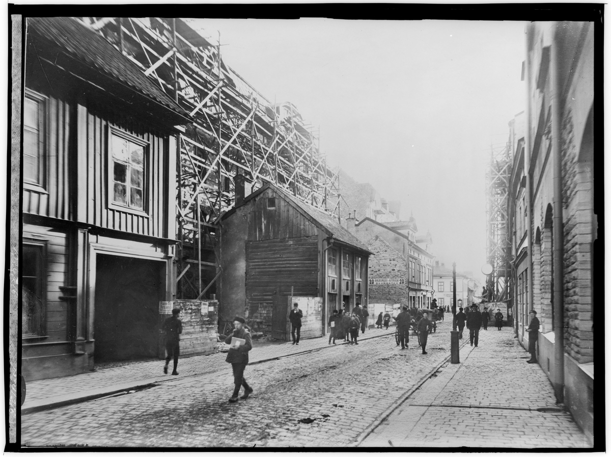 Tvåvånings bostadshus under rivning.
Storgatans breddning.
Storgatan mot söder från Järnvägsgatan.
Reproduktion (1934) efter en äldre bild från ca 1904.