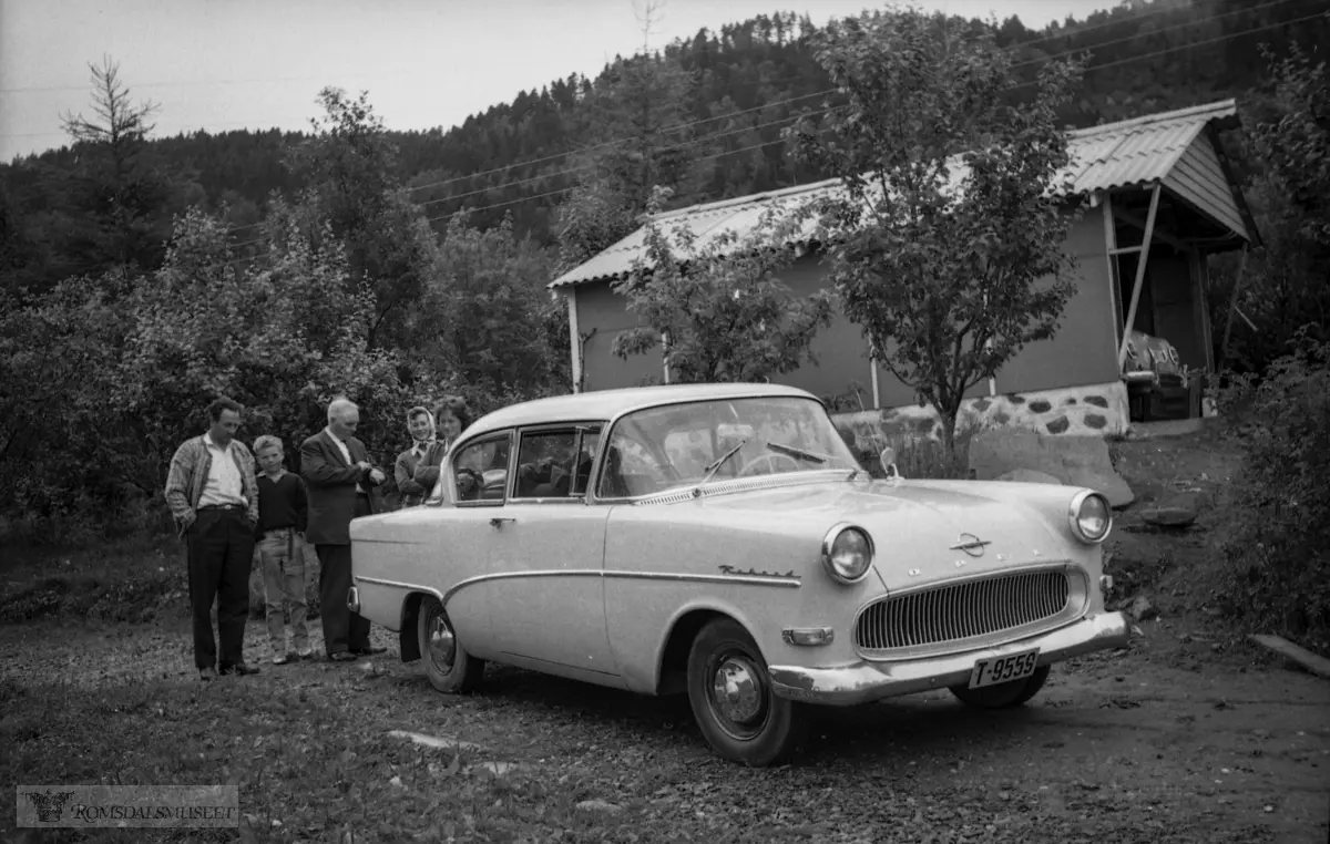 "1961 sommarn"."Eikrem, ny bil"."Jotunet".T-9559 er en Opel Rekord 1958-60-modell.