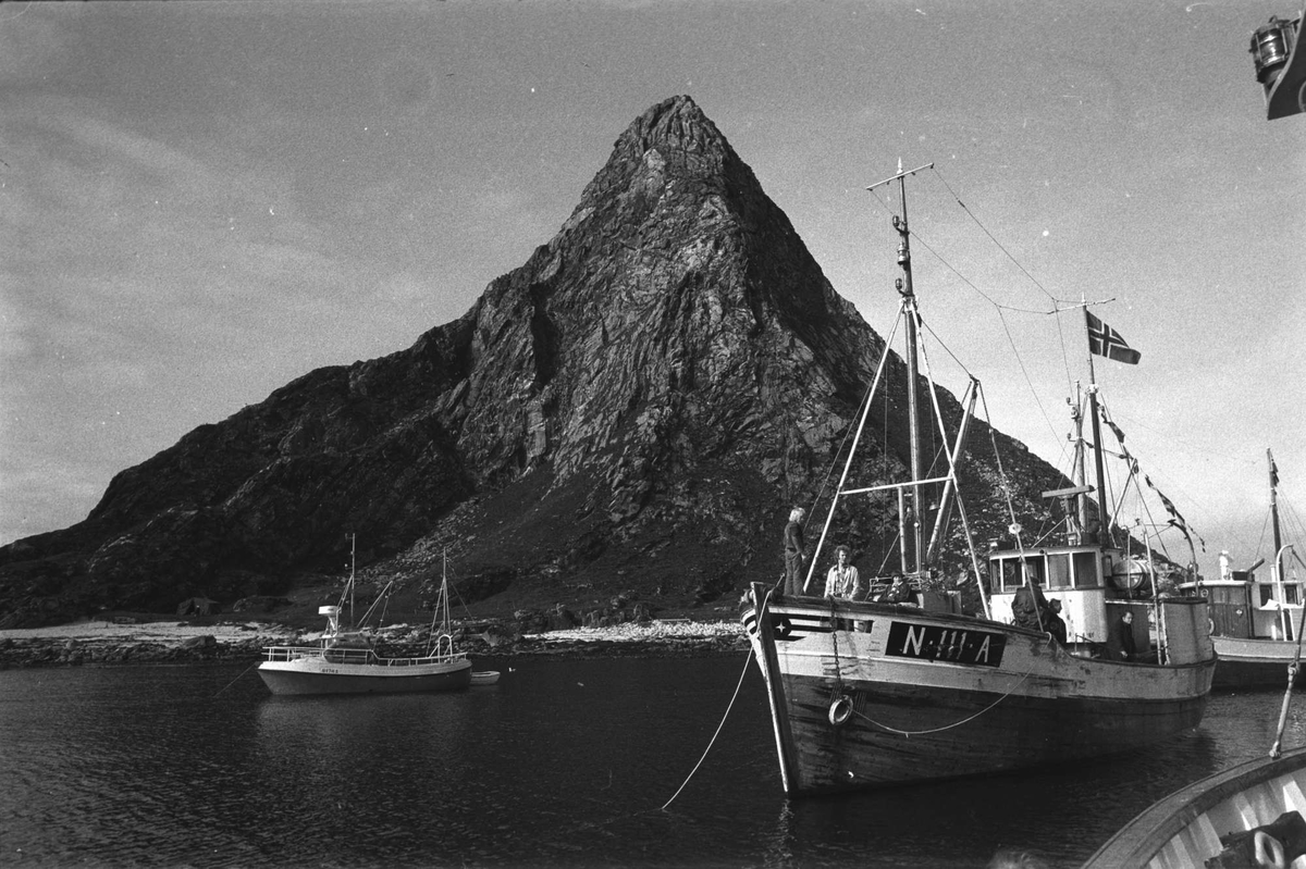 Fiskebåter i havn på Bleiksøya.