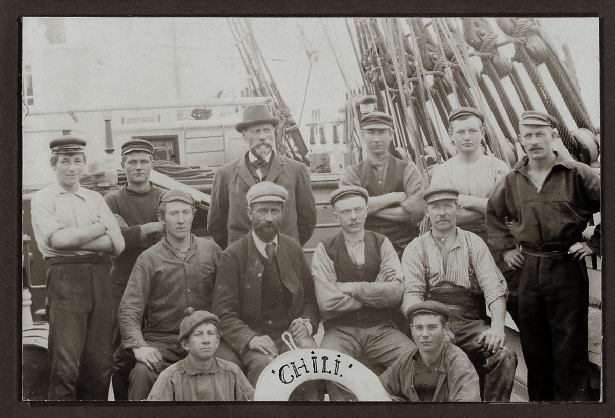Fotografi av besättningen på skeppet Chili av Gävle.
Savannah 1/3 1899. I glas och ram.