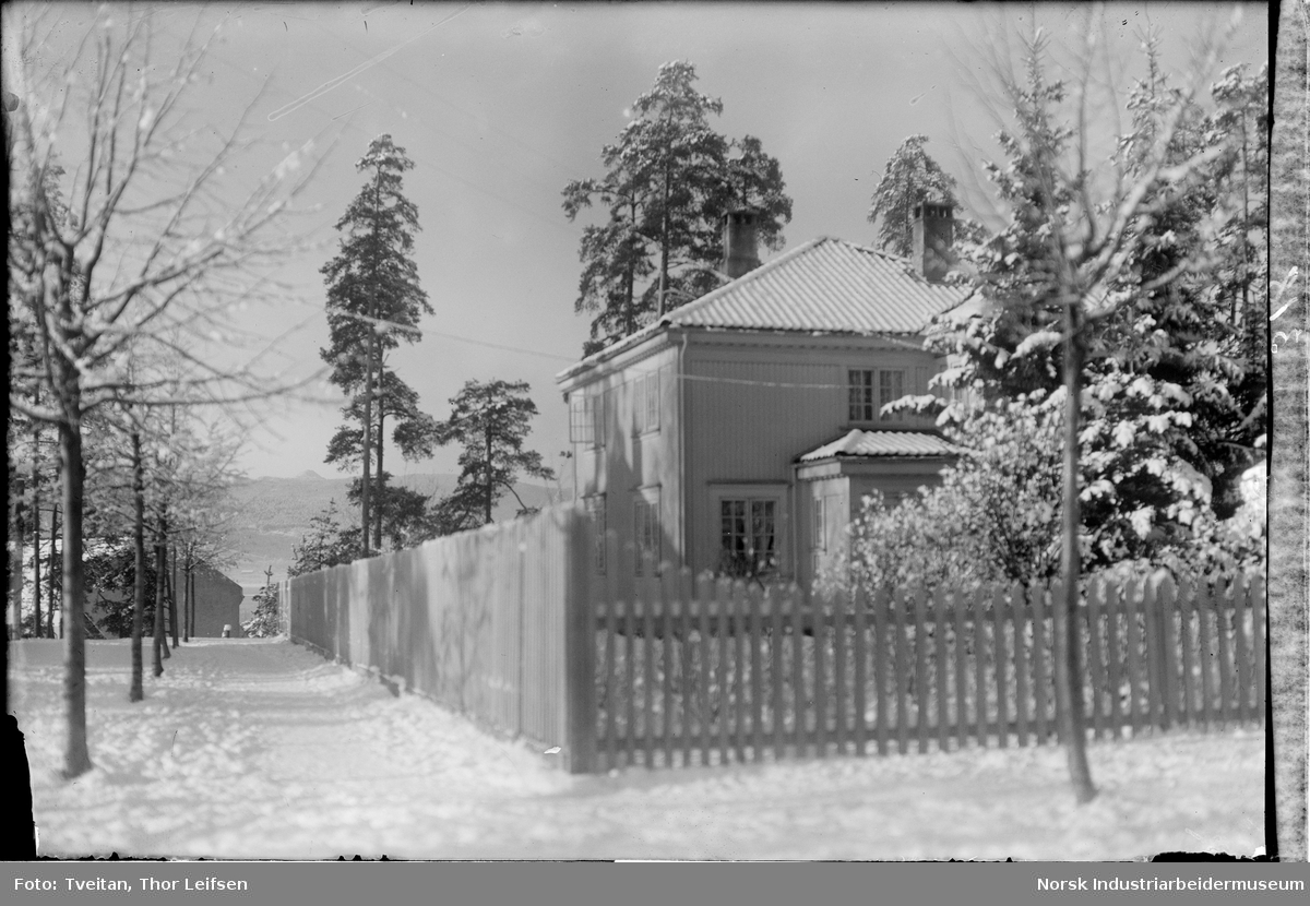Bolighus på Villamoen i vinterlandskap. I enden av gata til venstre går trappa ned til torget. Bygningen helt bakerts til venstre i bildet er Apotekergården (Torvet 4).
