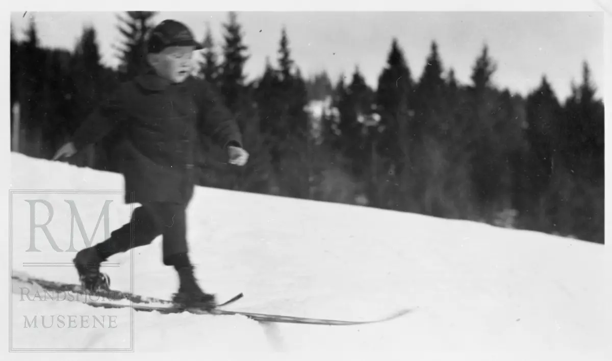 En liten gutt på ski.