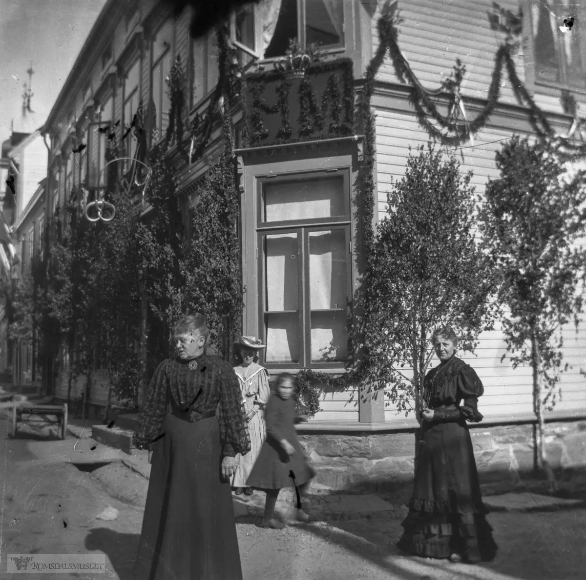 Schistadgården ferdigstilt 1889 baker og blikkenslager Ole Lind, senere baker Schistad sitt hus.