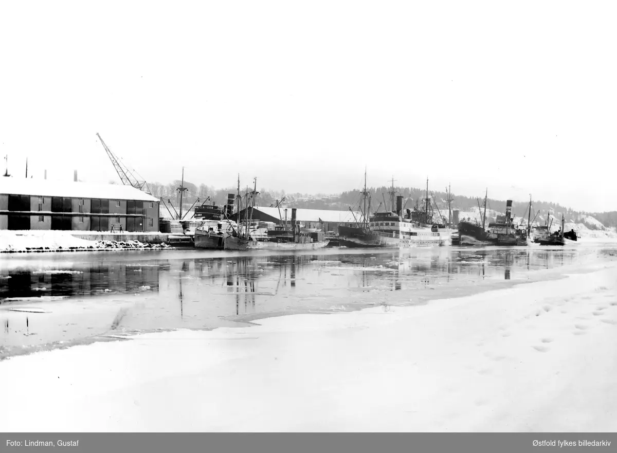 Skip ved kai,  Værlebrygga i Moss 2. februar 1941. Dampskipene ved kai er blant anna Rogaland og Sten.