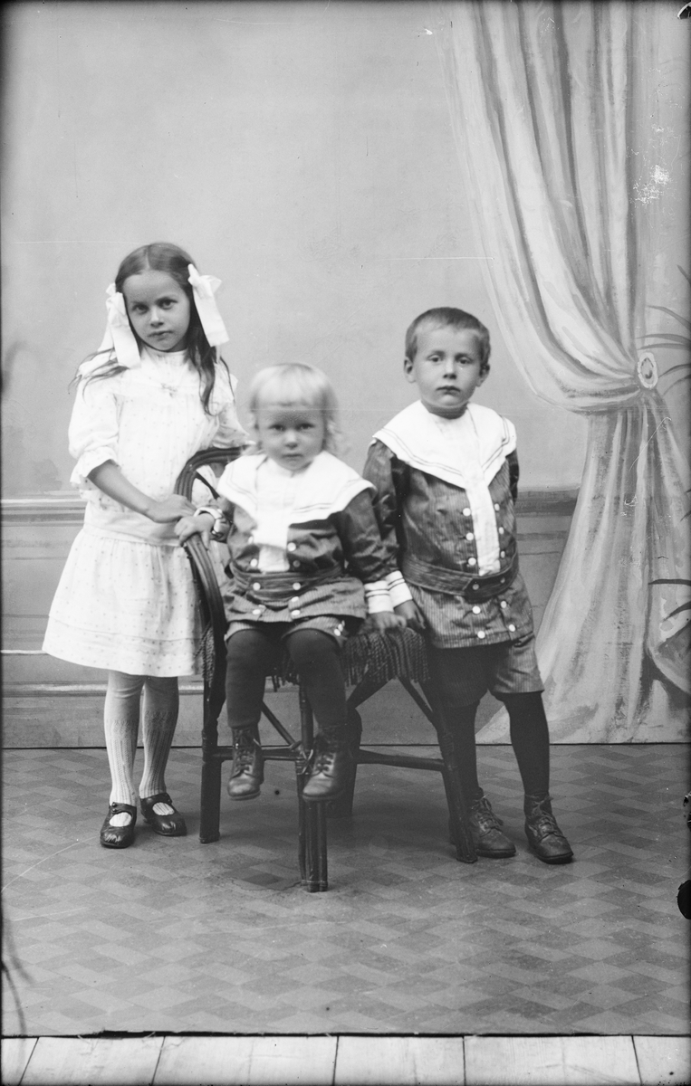 Ateljéporträtt - flicka och två pojkar, Alunda, Uppland
