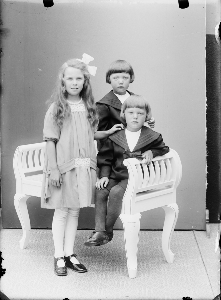 Ateljéporträtt - två pojkar och en flicka, Alunda, Uppland