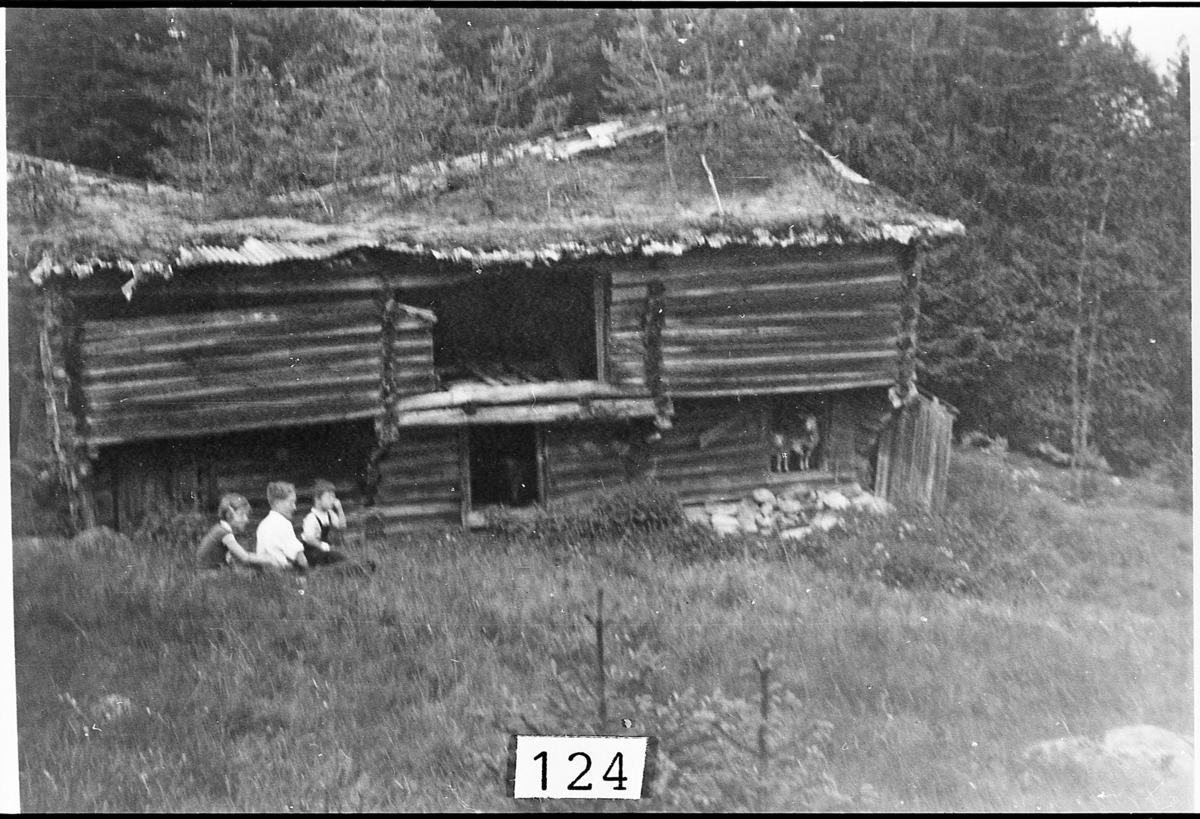 Barn ved en gammel låve på Pavelund i Rollag, 1962. 