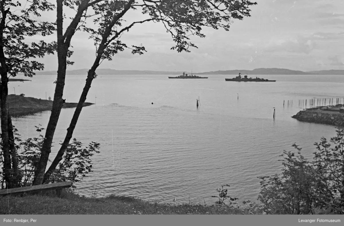 De tyske krysserne "Admiral Hipper" og "Nurnberg" mellom Staupshaugen og havnesporet, Levanger