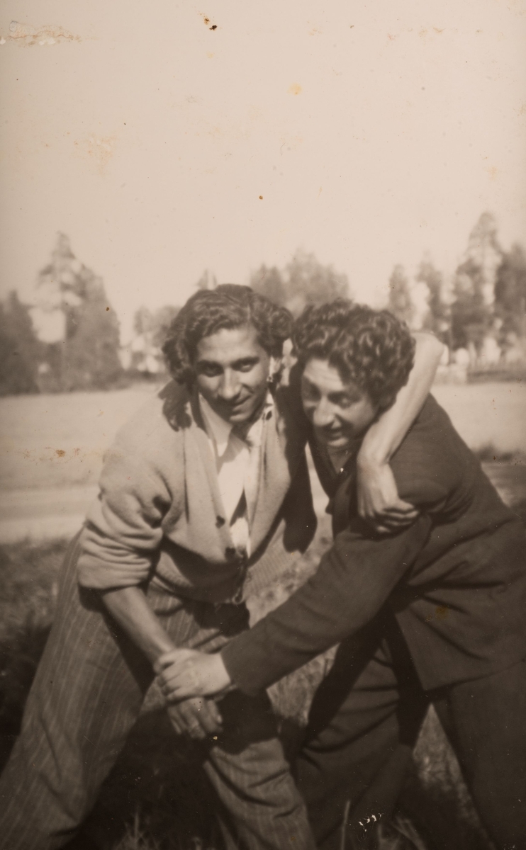 Två unga romska män kivas inför kameran, Sandviken juni 1947.