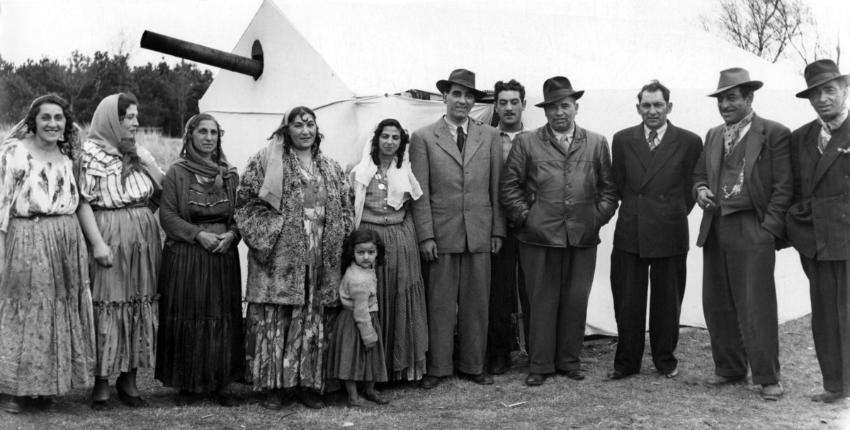 En romsk familj utanför sitt läger 1953. Ända fram till 1960-talet levde de flesta svenska romer under påtvingat kringresande och saknade fast bostad.
