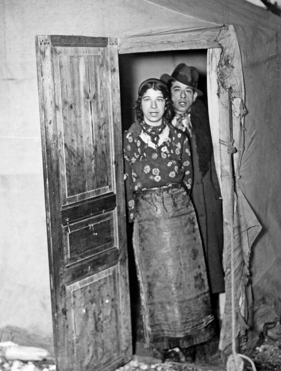 En romsk kvinna och en man står i en dörröppning och tittar in i kameran. Boendestandarden bland svenska romer var under 1900-talets första hälft mycket varierande. Familjer som hade det bättre ställt kunde äga flera tält, medan fattigare familjer enbart hade ett tält. Man sov då där marken var minst lerig. Under 1940-talet förbättrades levnadsstandarden och flera svensk-romska familjer specialbeställde nu bostadsvagnar. Att inte behöva sova på marken utgjorde en avsevärd förbättring av livskvaliteten. Eftersom vagnarna specialbeställdes kunde beställaren vara med och påverka vagnens utformning. Ofta fanns sovgemaket längst in, varpå vardagsrummet följde och köket låg längst ut. Denna utformning kunde dock skilja sig åt mellan olika vagnar. Generellt var dock vagnarna dåligt isolerade och kalla att bo i. Först på 1960-talet tilläts svenska romer att bli bofasta.