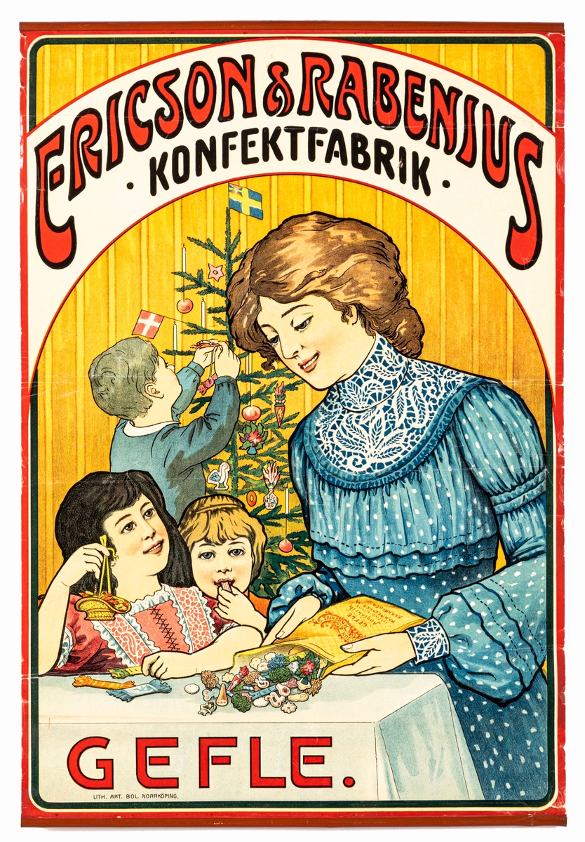 Reklamaffisch i papper. Motiv av en kvinna och tre barn som pyntar en julgran med godis. Försedd med röda trälister uppe och nere.