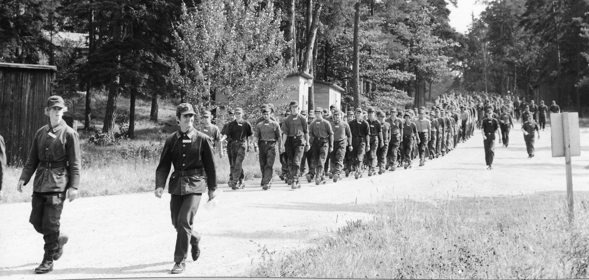 Förevisning avseende exempel på ingripande vid incident, den 19 augusti 1971.
Kompanierna marscherar till Lötgärdet där förevisningen skall ske.