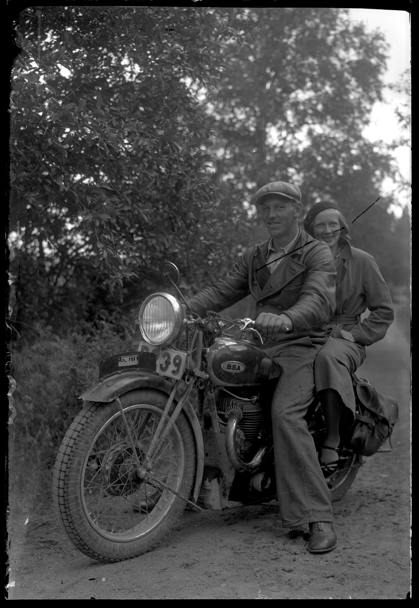 Man och kvinna på motorcykel BSA