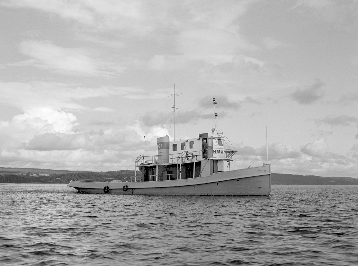 Mørkfos med tømmerslep ut fra Fetsund. 

Slepebåten Mørkfos er 72 fot lang, og var den største båten i sitt slag på Øyeren.  Den ble bygd ved Glommen mek. verksted i Fredrikstad i 1912.  Oppdragsgiver var Fredrikstad tømmerdireksjon, som på denne tida organiserte tømmerfløtinga i Glommavassdraget sør for Fetsund.  Fra 1920 ble organisasjonen kalt Nedre Glommen fellesfløtningsforening.  Tidlig i 1940-åra ble tømmerfløtingsorganisasjonene i den øvre og den nedre delen av vassdraget slått sammen i Glomma fellesfløtingsforening.  Denne organisasjonen opptrådte som rederi for Mørkfos og en rekke andre slepebåter inntil fløtinga i vassdraget ble avviklet i 1985.  Mørkfos var opprinnelig dampdrevet, men i 1953 ble dampmaskinen tatt ut og erstattet av en tresylindret dieselmaskin, en Wickmann-motor.  Dermed ble båtens navn endret fra «D/S Mørkfos» til «M/B Mørkfos».   For ledelsen i Glomma fellesfløtingsforening var det antakelig viktigere at en etter denne ombygginga kunne redusere størrelsen på mannskapet noe.  Opprinnelig hadde det vært sju faste om bord: Skipper, to maskinister, tre dekksgutter og kokke.  Etter ombygginga til dieseldrift hadde Mørkfos et mannskap på fire-fem.  Den opprinnelige Wickmann-motoren fra 1953 ble for øvrig erstattet av en MWM-maskin (fra Motoren-Werke-Mannheim i den tyske delstaten Baden-Würtemberg) i 1966.  Mørkfos ble brukt til å slepe tømmer over Øyeren fra lensene på Fetsund i nord til Sandstangen i sør.  Der ble slepene med "sopper" (bunter) løst opp, og stokkene fikk gå fritt et stykke videre nedover i vassdraget, der det skulle passere flere kraftverk i trange tømmerrenner før det på nytt ble lenset, sortert og slept videre nedover vassdraget. 

Etter at fløtinga i Glommavassdraget ble avviklet ble M/B Mørkfos liggende ubrukt ved Fetsund lenser, der den forfalt.  I 1994 startet en venneforening et omfattende restaureringsarbeid, som ble støttet av Riksantikvarens avdeling for fartøyminnevern.  I 2004 ble restaureringsarbeidet belønnet med kulturvernprisen til Oslo/Akershus avdeling av Fortidsminneforeningen.  Båten drives av venneforeningen, som tilbyr sommerturer på Øyeren, med avganger fra lensemuseet på Fetsund.