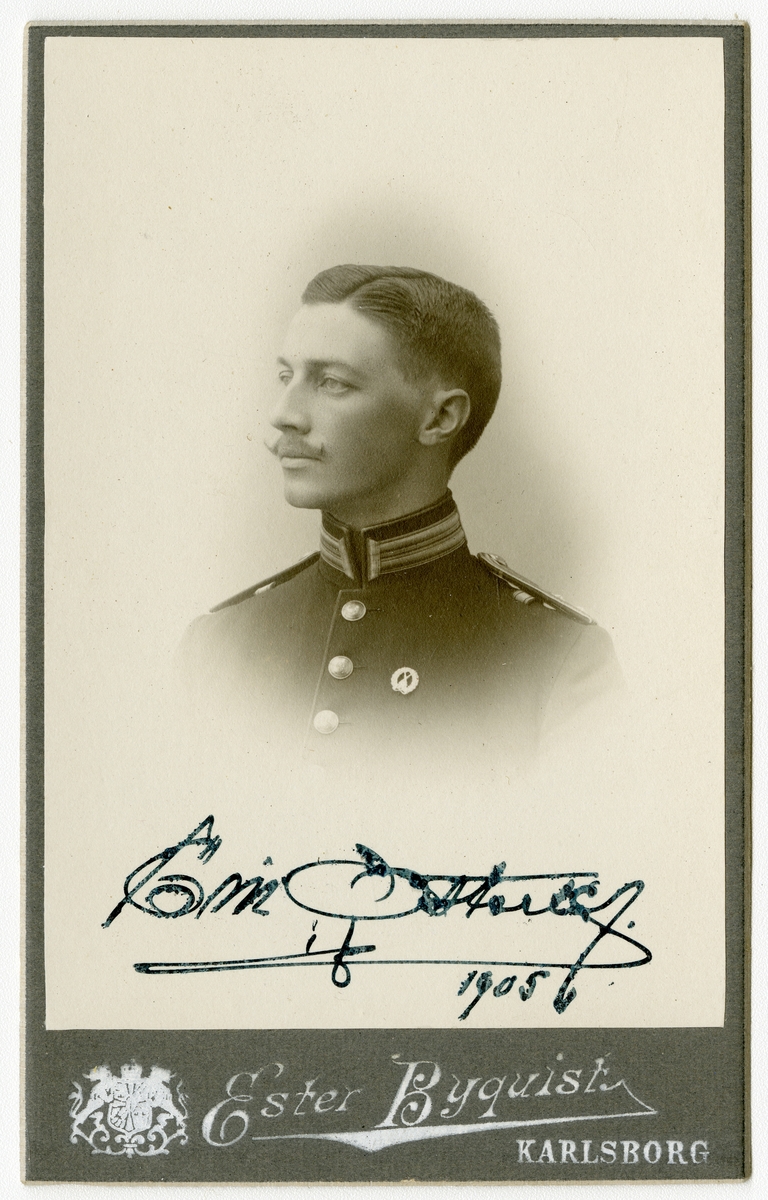 Porträtt av Eric Oscar Baltzar Österlöf, löjtnant vid Älvsborgs regemente I 15.

Se även bild AMA.0006735.