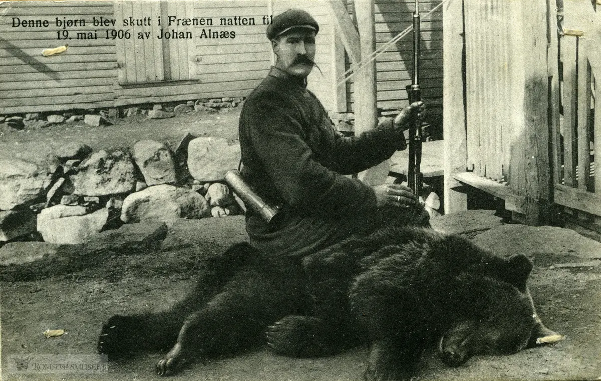 Bjørnejeger Johan Alnæs med en Bjørn.