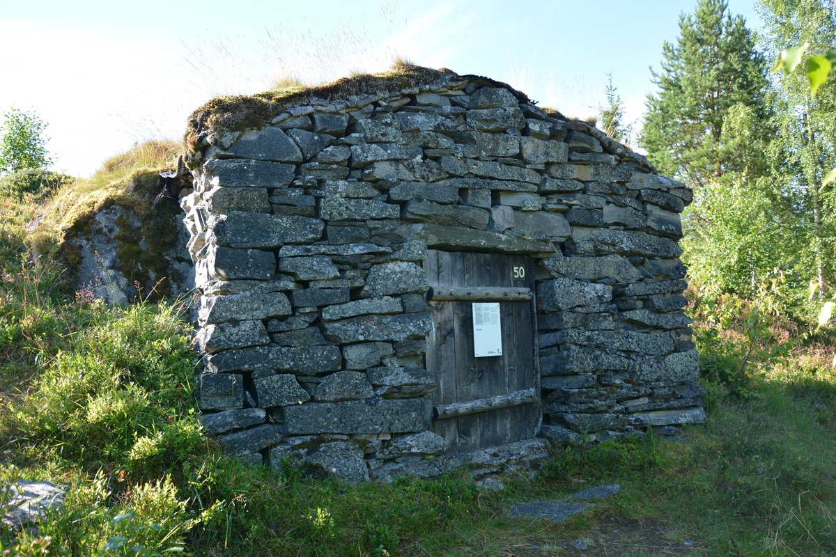 Reinsbu av stein, kopi av Galdebergsbue på nordsida av Bygdin.