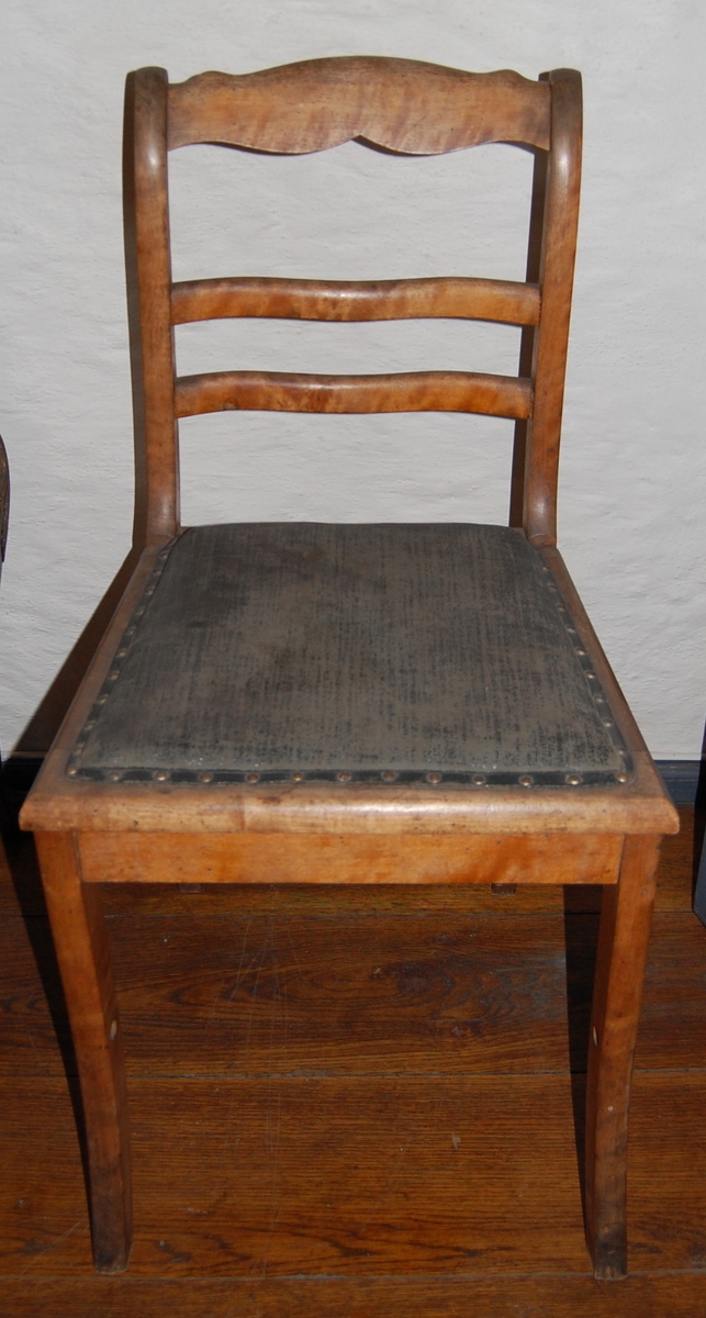 Trestol med sete i kunstskinntrekk (?). Tre ryggsprosser, øverste profilert. Likner AS.613-617, Biedermeier-stil. Løse bakben.