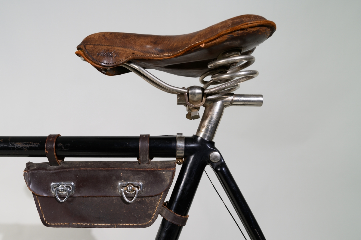 Herrcykel av märke Nordstjernan 1911, svartlackerad. Cykeln är försedd med handbroms på framhjulet, växelnav på bakhjulet: C 24248, halvrunda pedaler, fällbar pakethållare framtill och ringklocka på styret samt lädersits. Framdäck Tiger Special Cord och bakre däck Värnamo Gummifabrik. Förnicklad cykelpump och liten väska är monterade på cykeln. Tillverkningsnummer 60385.